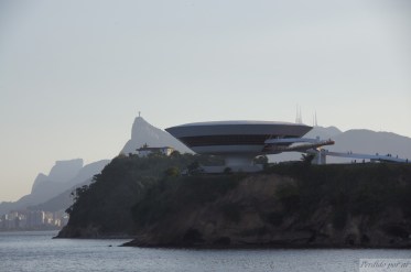 "Cerca de oito dias antes da partida para a guerra, um navio francês tinha surgido a oito milhas dali, em um porto que os portugueses chamam Rio de Janeiro e, na língua dos selvagens, Iteronne (Niterói)."   Hans Staden (Viagem ao Brasil, 1557, cap.XL). Verifica-se por aqui que o nome Iteronne é simples alteração de Iteron ou Iteró, que quer dizer "baía, enseada."