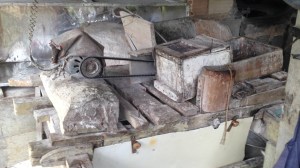 Na ceifadora, o aipim descascado é moído. Utilizando um pequeno motor seu Alcides alia a tecnologia ao conhecimento tradicional.