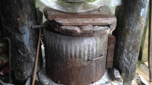 Na prensa, a mandioca moída permanece por algumas horas, até escorrer toda a água.