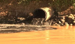 despejo de esgoto no rio vermelho. foto:Marcos Magalhães